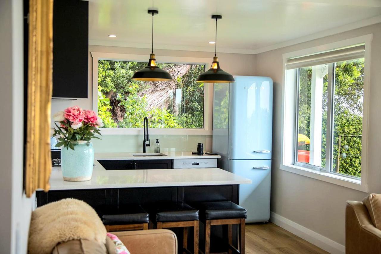 Red Rock Cottage, Beachfront Luxury Clarks Beach Exterior photo