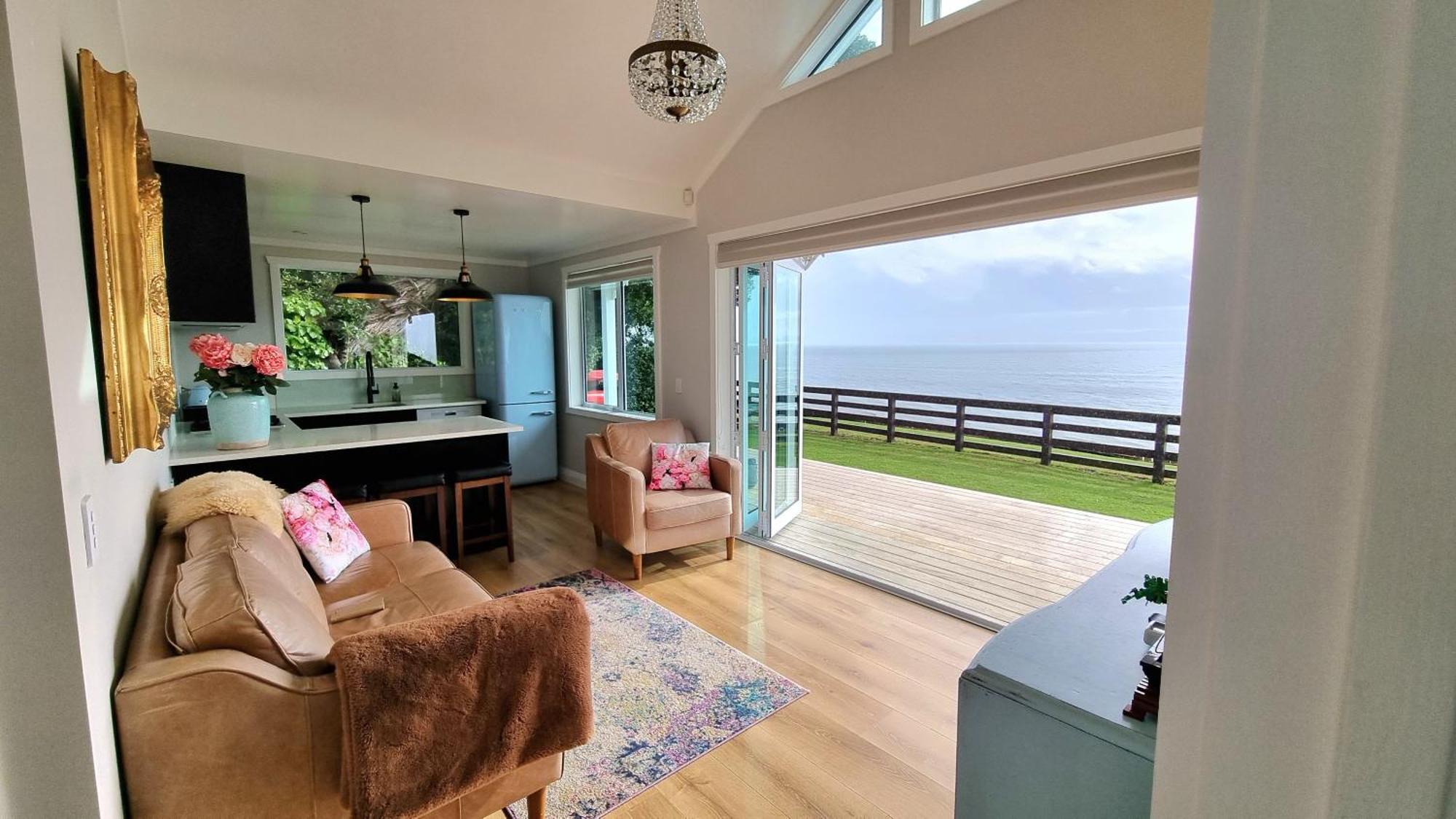 Red Rock Cottage, Beachfront Luxury Clarks Beach Exterior photo