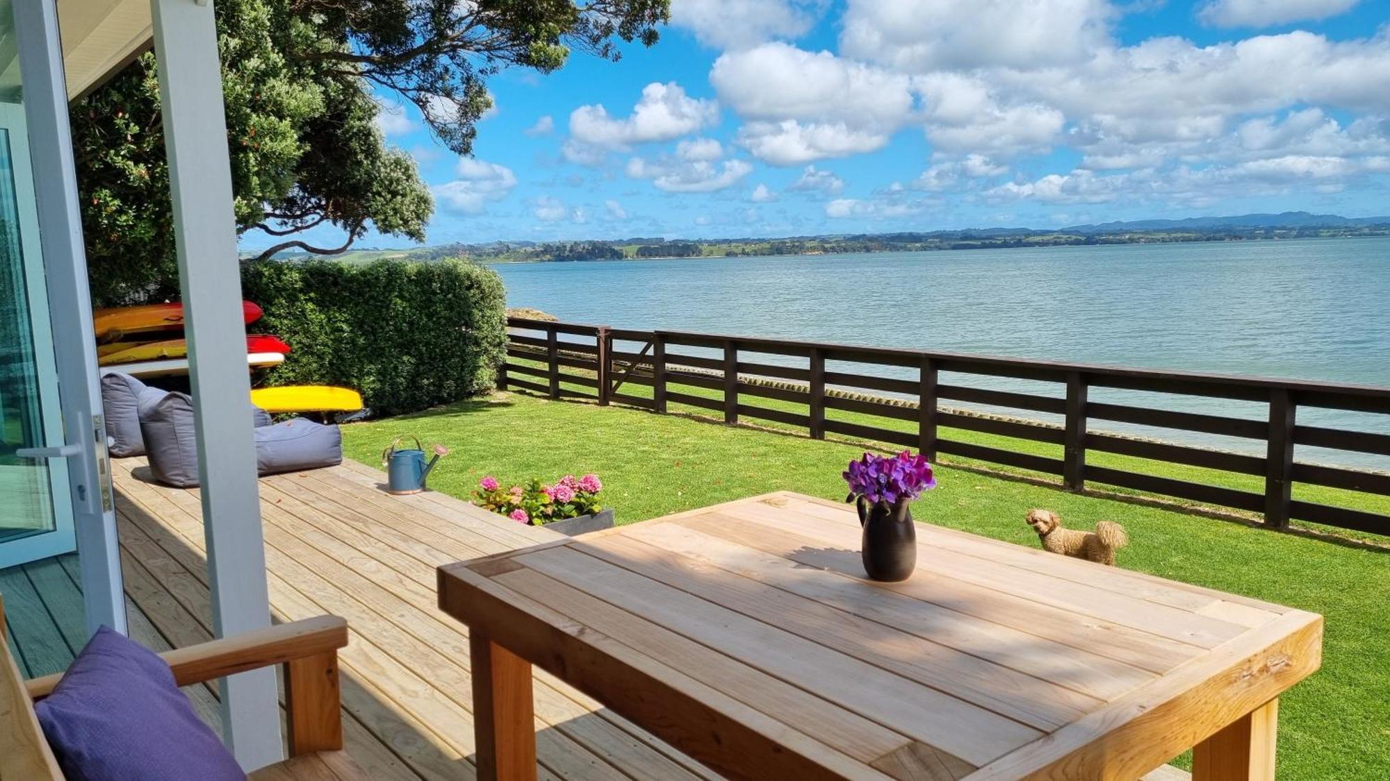 Red Rock Cottage, Beachfront Luxury Clarks Beach Exterior photo